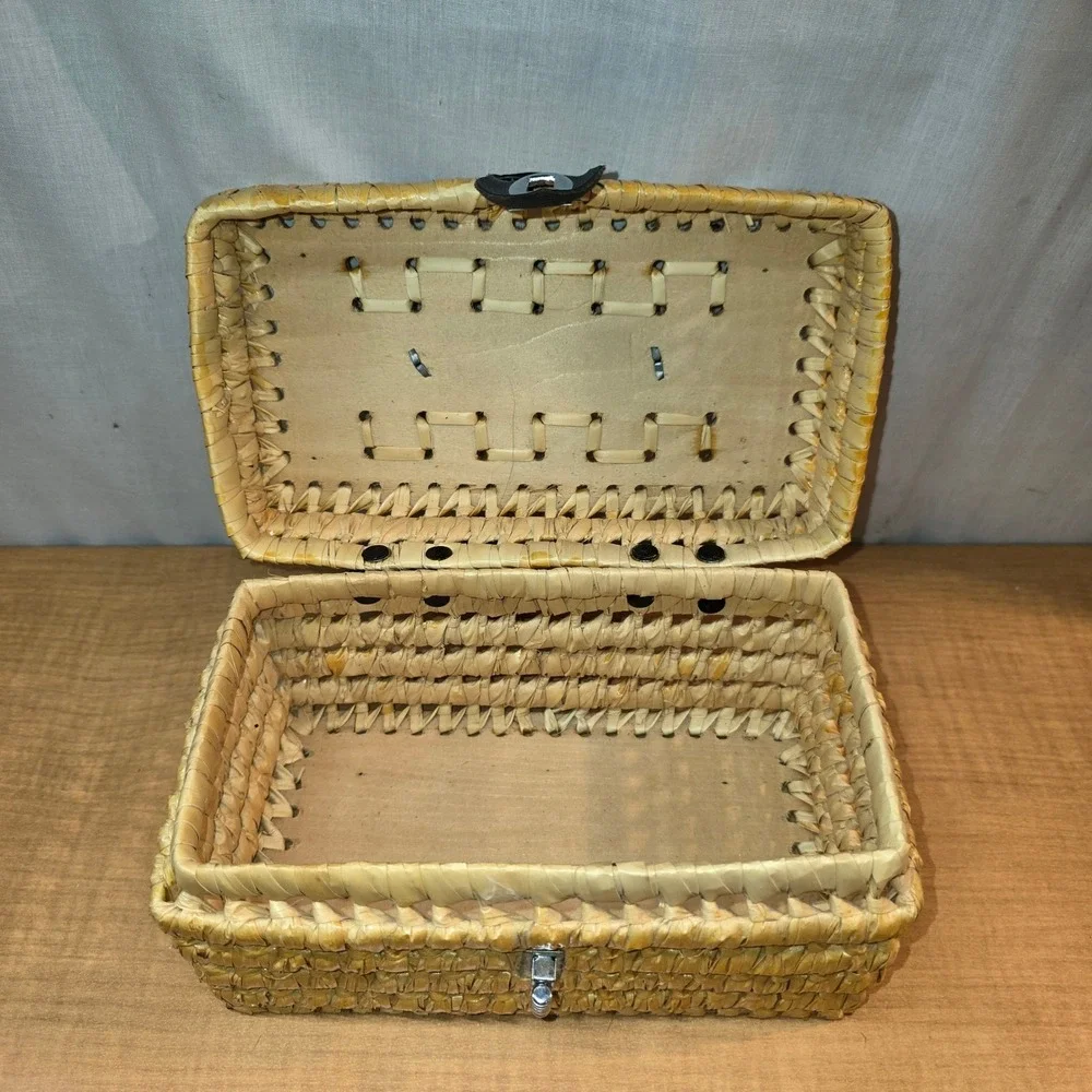 RARE! Vintage‎ Wicker Woven Make-up Cosmetic Case Excellent Condition!